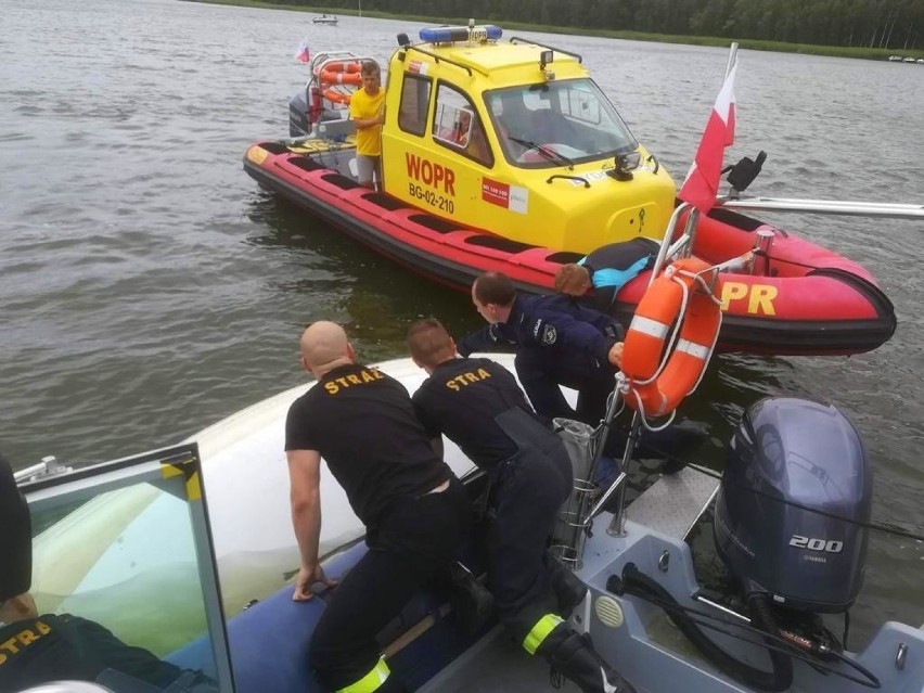 Ratownicy pomogli żeglarzowi, który wpadł do zalewu. Udało...