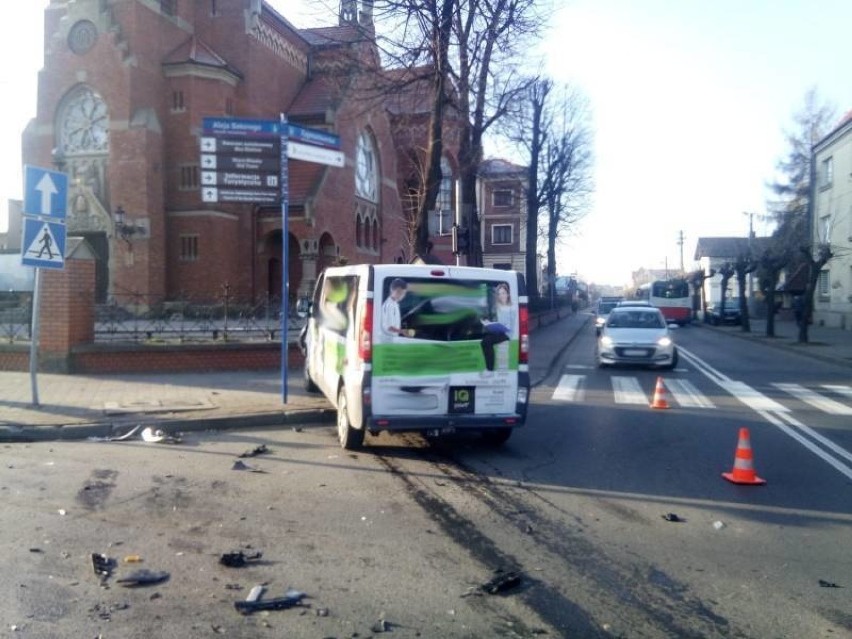 Na skrzyżowaniu al. Batorego z ul. Zygmuntowską zderzyły się dwa auta