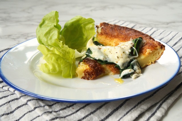 Pieczony omlet ze szpinakiem można podawać skropiony oliwą lub olejem lnianym.