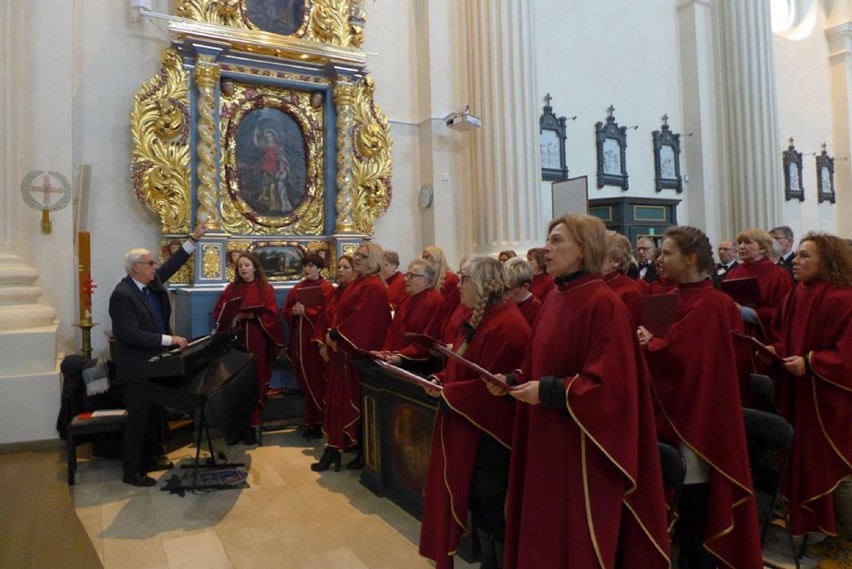 Parafia św. Floriana w Chodzieży: Chór parafialny śpiewał w sanktuarium w Skrzatuszu (ZDJĘCIA)