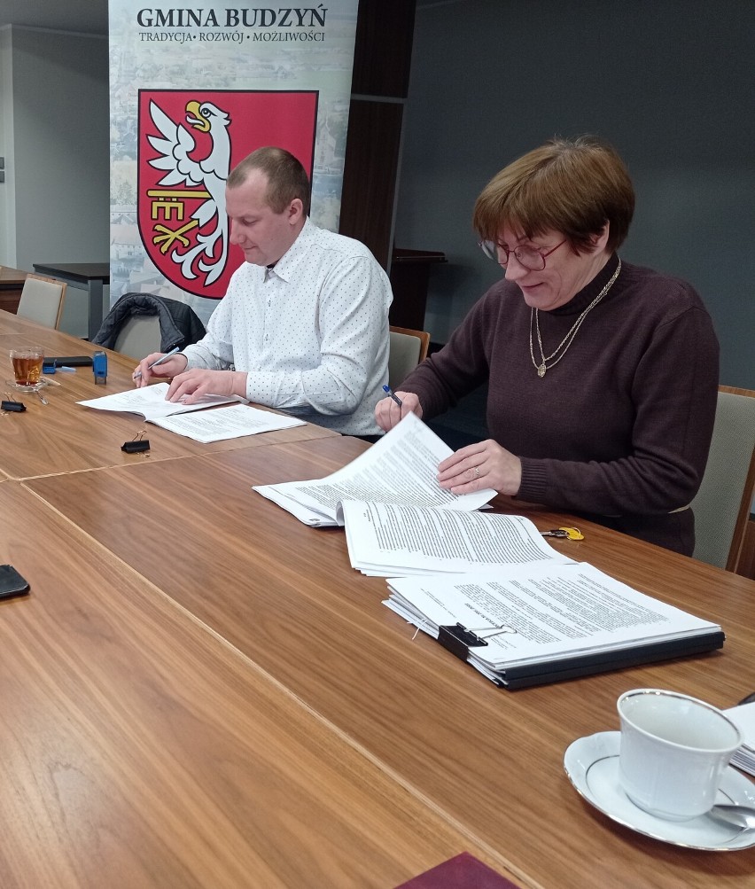Podpisano pierwsze umowy na inwestycje drogowe w gminie Budzyń 