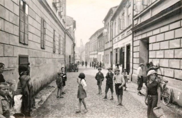 Ulica Żydowska w Oświęcimiu
Zdjęcie wykonane w 1939 roku na początku niemieckiej okupacji miasta. W tle z prawej strony widać Wielką Synagogę.. Obecnie jest to ul. Berka Joselewicza.