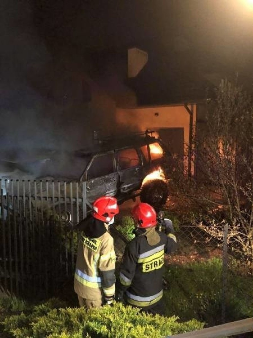 Chełmiec pożar. Na ul. Batalionów Chłopskich spłonął terenowy SUV 