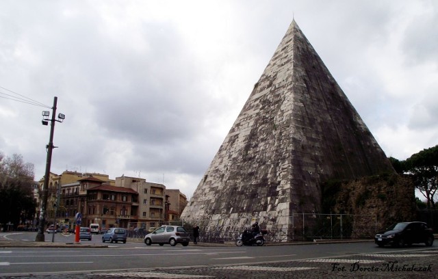 Największa i najlepiej zachowana piramida w kształcie stromego ostrosłupa o wysokości 37 m i długości boku podstawy 30 m.