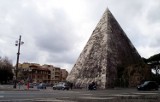 Rzym - Piramida Caiusa Cestiusza i Brama Świętego Pawła. Zdjęcia