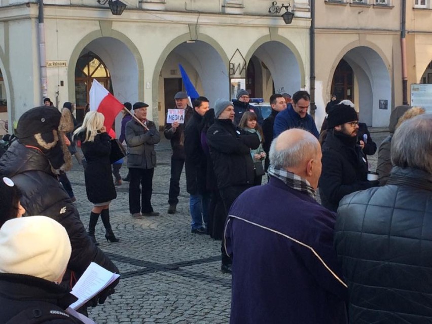 Manifestacja KOD w Jeleniej Górze. Jeleniogórzanie przyłączyli się do walki o wolność mediów
