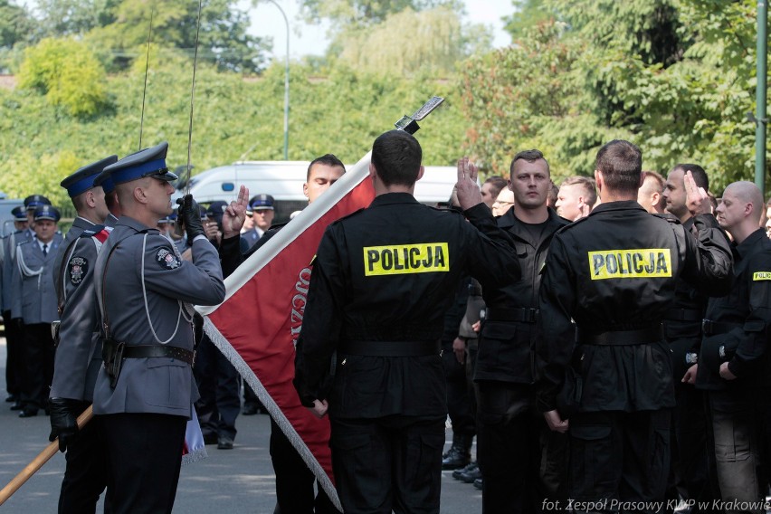 89 policjantów złożyło w Krakowie ślubowanie [ZDJĘCIA]