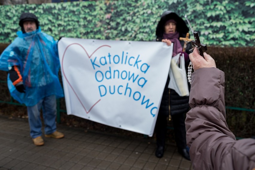 Sejm, Warszawa. Miasteczko KOD, Obywateli RP i... różaniec...