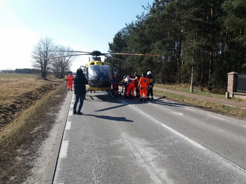 Wypadek pod Warszawą. Samochód uderzył w kolarzy