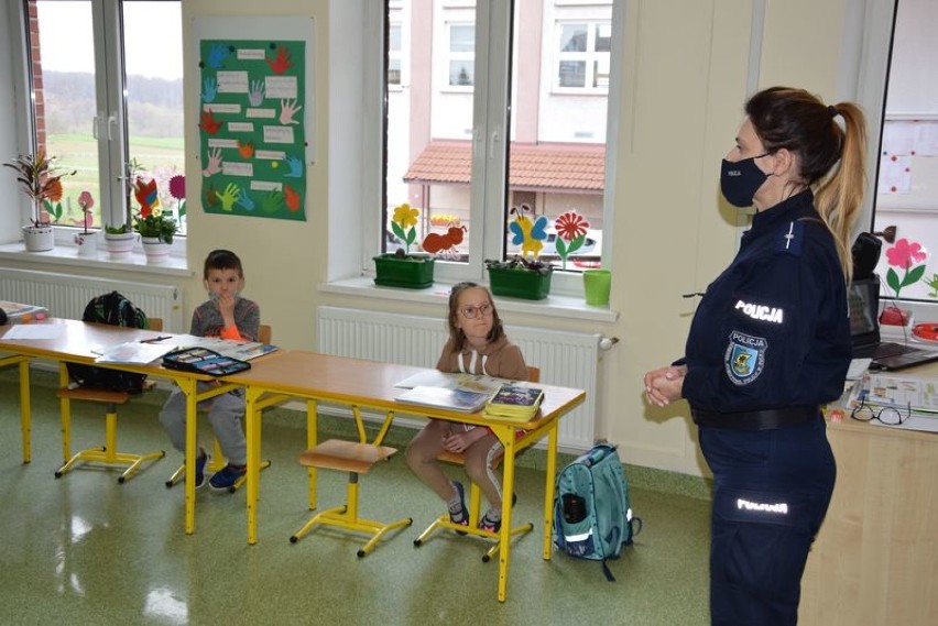 Szkoła w Darzlubiu: bezpieczne lekcje z policjantką z KPP Puck. Z pierwszakami o bezpieczeństwie w domu: nie wszyscy są dobrzy | ZDJĘCIA