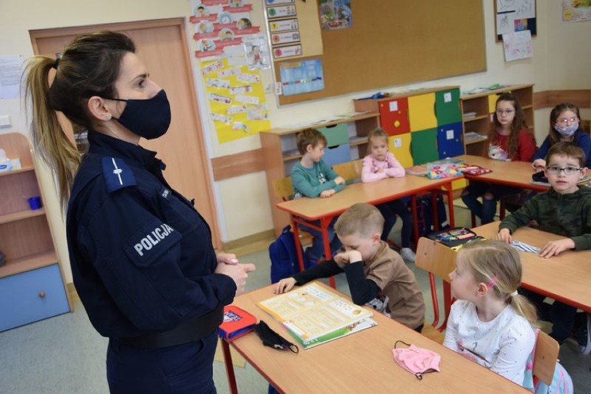 Szkoła w Darzlubiu: bezpieczne lekcje z policjantką z KPP Puck. Z pierwszakami o bezpieczeństwie w domu: nie wszyscy są dobrzy | ZDJĘCIA