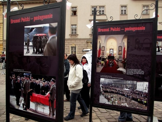 Druga rocznica pogrzebu tragicznie zmarłej w Smoleńsku pary prezydenckiej, zbiegło się z wystawą u podn&oacute;ża Wawelu o życiu Lecha Kaczyńskiego. Fot. Piotr Drabik