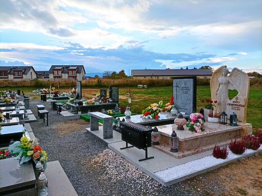 Cmentarz komunalny w Dzierżoniowie na przełomie października...