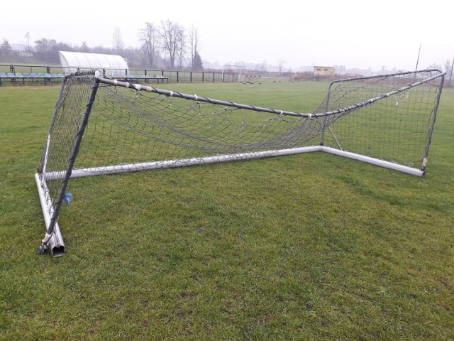 Wandale zniszczyli stadion Włókniarza w Moszczenicy