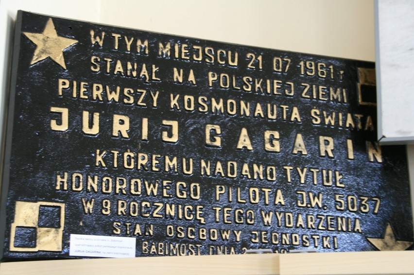 Pamiątkowa tablica z pasa startowego lotniska w Babimoście