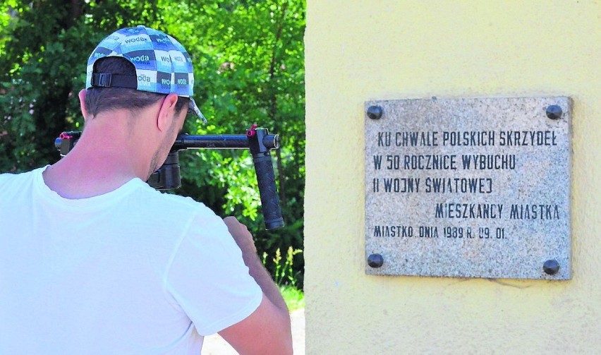 Na cokole pomnika tablica z napisem „Ku chwale polskich...
