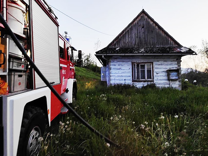 Kto podpalił drewniany dom w Dobrej? Strażacy uratowali budynek!