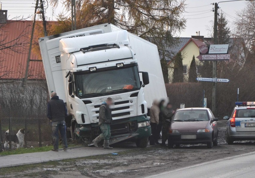 Ciężarówka wypadła z drogi 55 w Malborku [ZDJĘCIA]. Zawinił... hamulec ręczny innego samochodu