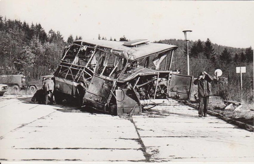 To była niewyobrażalna tragedia. Autobusy z górnikami runęły w przepaść, zginęło 30 osób. Rocznica wypadku w Beskidach