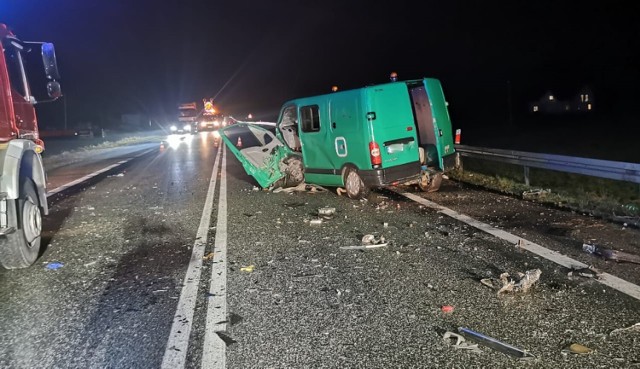 Do wypadku osobowego fiata i dostawczego renaulta doszło we wtorek po południu w Rzezawie. Ruch na drodze był całkowicie wstrzymany