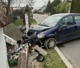 Wojnicz. Groźne zdarzenie na ulicy Długiej. Kierowca citroena wjechał w ogrodzenie