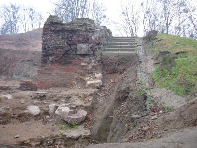 Teren po kaplicy zamkowej. Ten obszar chciał zbadać ś.p. dr A. Pawłowski. Archeolodzy IA UMK w Toruniu poszli inną drogą, w 1941 r. wytyczoną przez H. Jacobiego