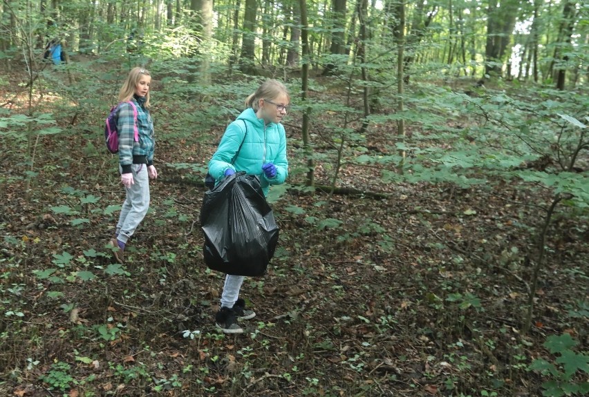 Wzięli worki, ubrali rękawiczki i posprzątali Las Arkoński [WIDEO, ZDJĘCIA]