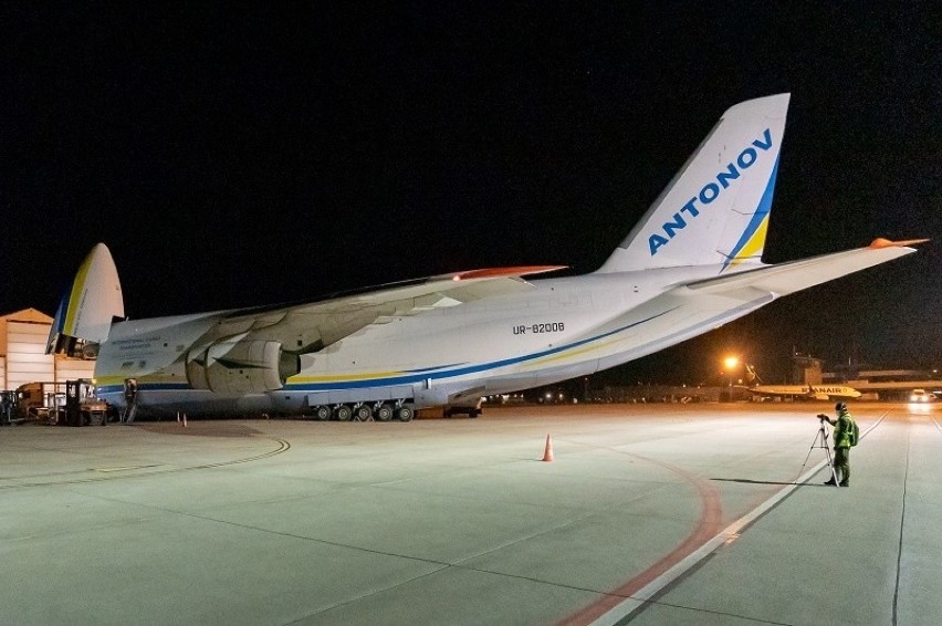 Antonow AN-124 Rusłan - rozładunek na płycie wrocławskiego...