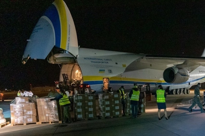 Antonow AN-124 Rusłan - rozładunek na płycie wrocławskiego...