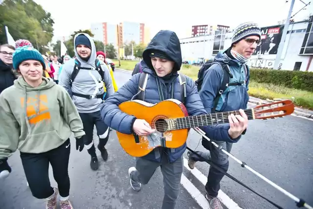 W sobotę (16 października) Piesza Pielgrzymka Wrocławska wyruszyła w kierunku Trzebnicy. Punktualnie o godz. 6.00  w Katedrze Wrocławskiej zebrało się kilkaset osób, które po odprawieniu krótkiego nabożeństwa (przewodniczył mu ks. Henryk Wachowiak) wyruszyły w kierunku grobu św. Jadwigi. To już 42. taka piesza pielgrzymka. Pątnicy w tym roku maszerują z hasłem "Z rodziną do grobu św. Jadwigi". Pielgrzymów w wymagającą trasę wyprawił wikariusz generalny archidiecezji wrocławskiej, ks. Adam Łuźniak. Mszę św. na zakończenie zaplanowano na  godzinę 16.30. Ma jej przewodniczyć biskup pomocniczy katowicki Adam Wodarczyk.

Do kolejnych zdjęć przejdziesz za pomocą gestów, strzałek lub kursora.