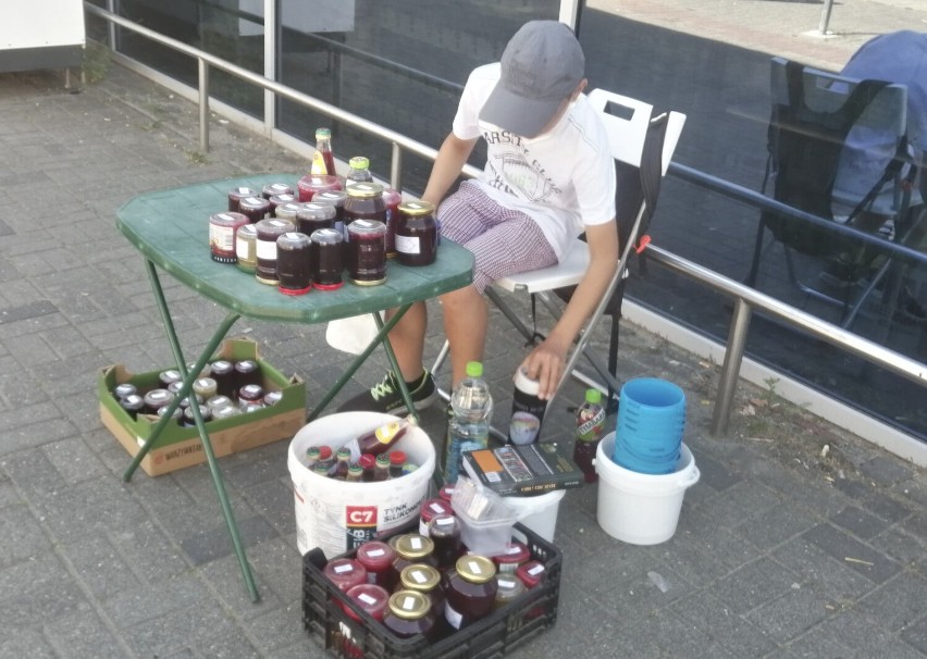 Piękna postawa chłopca z Gniezna. W wakacje sprzedaje maliny i pomaga swoim rodzicom