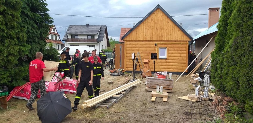 Nasz Nowy Dom w Gołkowicach. Swój udział w remoncie domu mieli też strażacy z OSP Gołkowice Górne