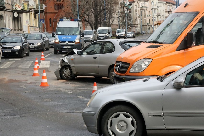Stłuczka na ulicy Piastowskiej w Legnicy, zderzyły się dwa auta osobowe