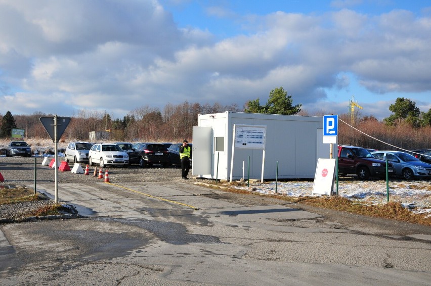 Szpital w Krośnie zmienił zasady parkowania. Największy parking nie jest już darmowy