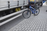 Na DW 977 pod Tarnowem chłopiec na rowerze wjechał w przyczepę ciężarówki. 13-latek z Dąbrówki Tuchowskiej trafił do szpitala 