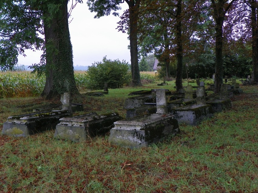 Zakład Karny w Kwidzynie. Osadzeni sprzątali cmentarze [ZDJĘCIA]
