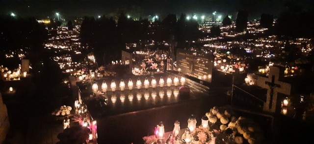 Dzień Wszystkich Świętych w 2022 roku przypada na wtorek. Tego dnia wiele osób wybrało się na cmentarze, aby zapalić znicz i złożyć wieniec na grobach swoich bliskich. Wieczorem cmentarz komunalny w Sandomierzy prezentował się magicznie.
