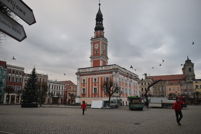 Leszno. Przy  ratuszu staje płot. Remont jednak dopiero w styczniu [ZDJĘCIA]