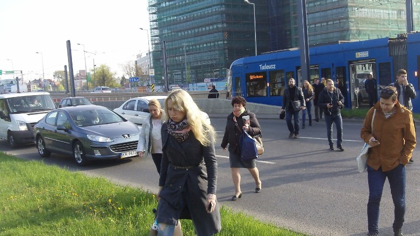 Kraków. Awaria tramwaju. Ludzie wysiedli pod jadące auta [ZDJĘCIA, WIDEO]
