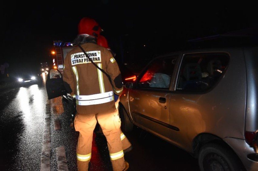 Zderzenie dwóch aut na drodze wojewódzkiej 434