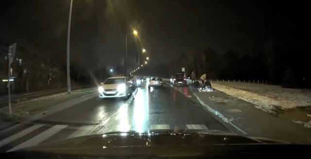 Wypadek na Maślicach. Z ustaleń funkcjonariuszy wynika, że zatrzymany mężczyzna około godziny 19:00 (29 listopada), kierował osobowym Audi A4 przy ulicy Królewieckiej, gdzie doszło do potrącenia przechodzącej przez przejście dla pieszych kobiety z psem.