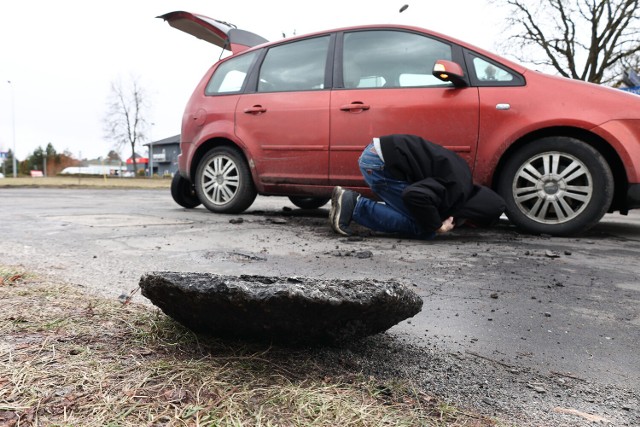 Kawał asfaltu wyrwał się z jezdni mna Mielżyńskich unieruchomił samochód w Lesznie