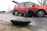 Kawał asfaltu wyrwał się z jezdni i unieruchomił samochód w Lesznie na Zatorzu.  - Ta droga jest pełna takich pułapek - mówią mieszkańcy