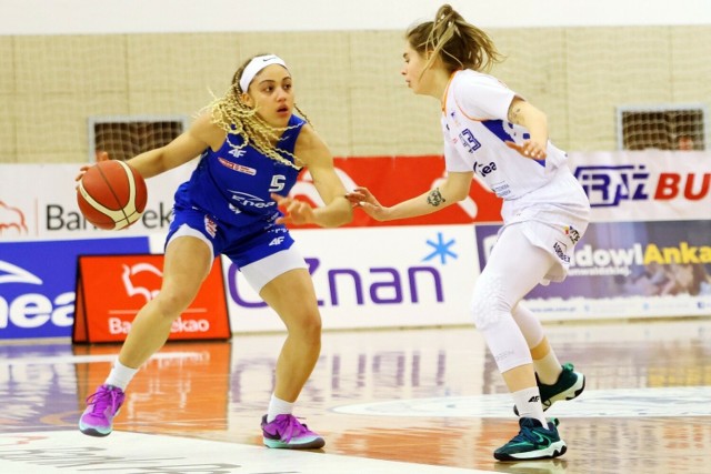 Gorzowianki (w niebieskich strojach) zdecydowanie dominowały w drugim ćwierćfinałowym meczu z poznaniankami i pewnie awansowały do półfinału Orlen Basket Ligi Kobiet.