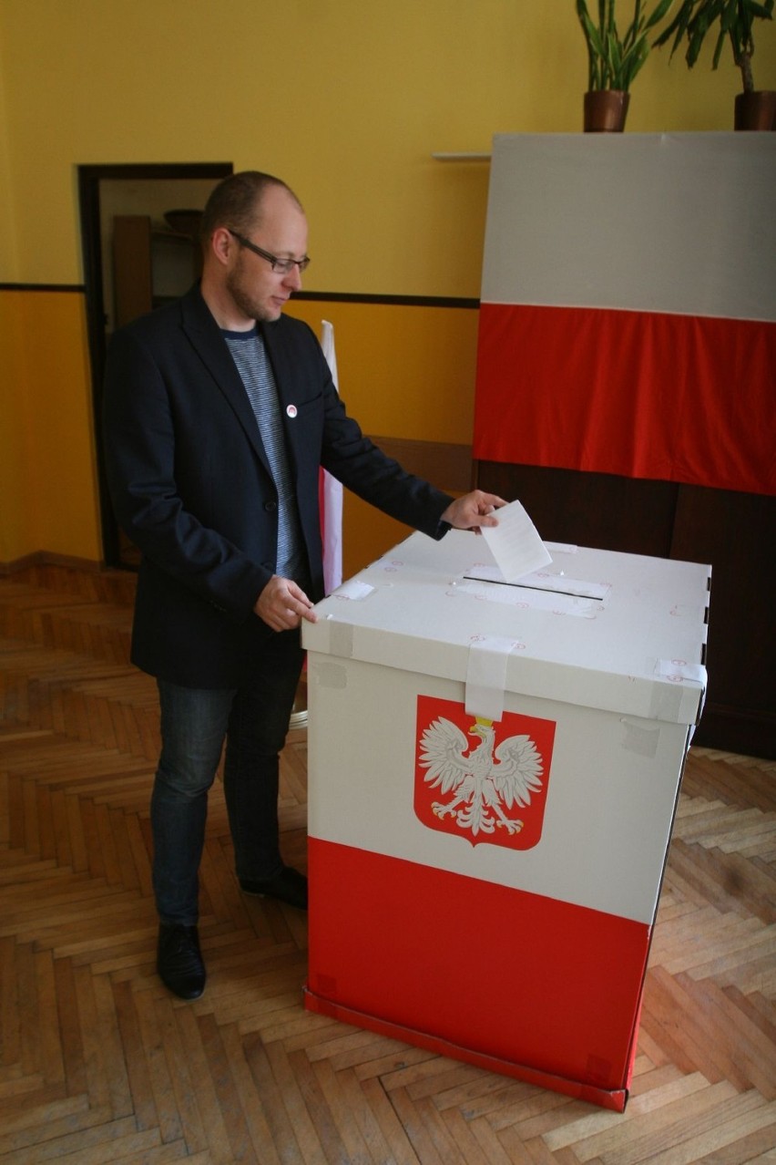 Wybory w Rybniku: Masłowski przy urnie wyborczej