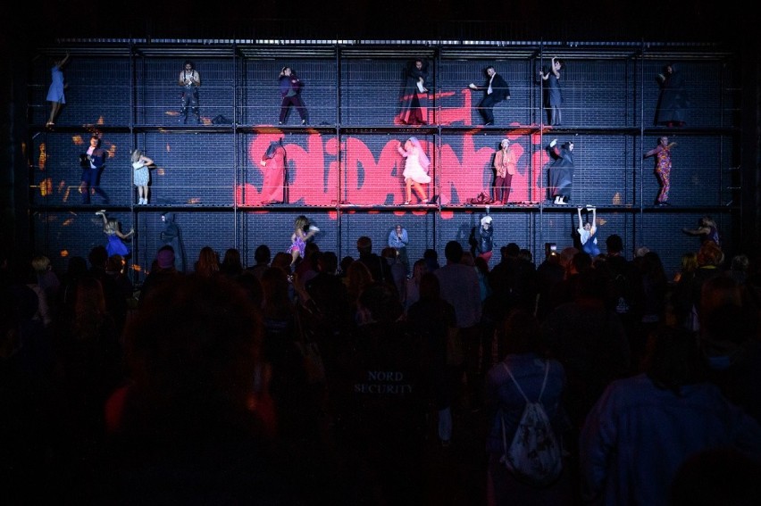 „Wymurzanie Wolności”  - plenerowy spektakl na murze Gdańskiego Teatru Szekspirowskiego. Artystyczne braterstwo tancerzy i muzyków 