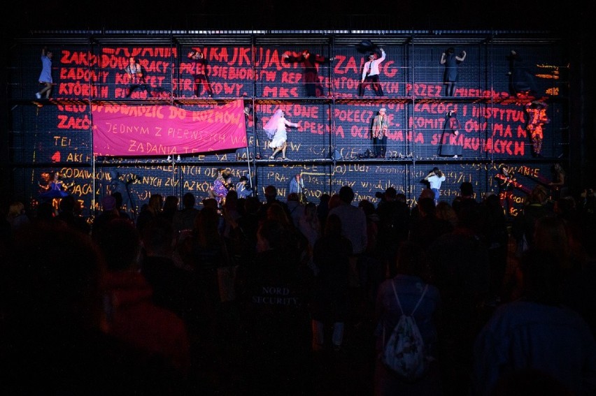 „Wymurzanie Wolności”  - plenerowy spektakl na murze Gdańskiego Teatru Szekspirowskiego. Artystyczne braterstwo tancerzy i muzyków 