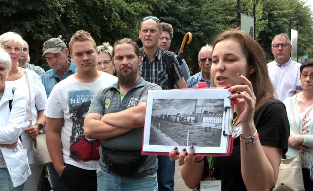 W niedzielę odbył się kolejny z cyklu „Spacerów po mieście z przewodnikiem PTTK”. O Tajemnicach Rynku Zbożowego opowiadała przewodnik turystyczny PTTK Justyna Malewska–Sempołowicz.  Skorzystało ponad 50 osób.