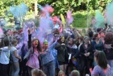 Rumia w kolorach tęczy. Festiwal Holi przyciągnął tłumy | ZDJĘCIA, WIDEO