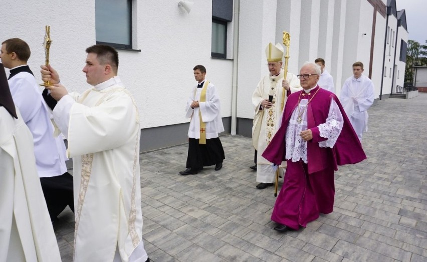 Poznań: Arcybiskup Stanisław Gądecki poświęcił nową parafię na Naramowicach [ZDJĘCIA]